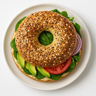 Bajgiel z hummusem i warzywami