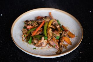 Tigaie picantă porc cu orez basmati