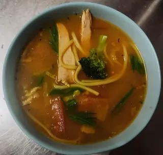 Sopa Thukpa Con Pollo