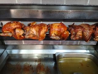 Pollo a l'ast entero