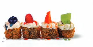 1130. Hossomaki de Salmón Frito con Fruta (8 Pzs.)