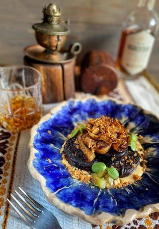 Кров'янка з цибулею в трьох станах: хрумка, карамелізована та томлена