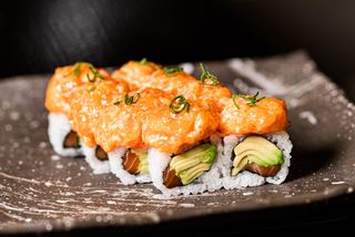 SALMÓN AGUACATE SPICY ROLL