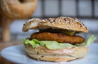 Bejgl sa veganskim burgerom