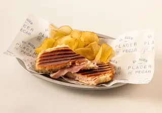 Sandwich Mixto con Patatas Artesanales