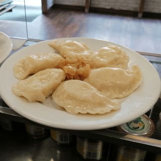 Pierogi z kapustą i grzybami okraszone cebulką
