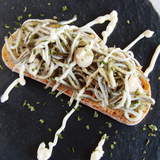 Tosta gulas y gambas al ajillo con alioli