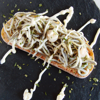 Tosta gulas y gambas al ajillo con alioli