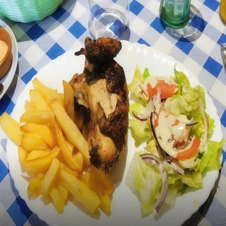 Pechuga De Pollo Con Patatas Y Ensalada