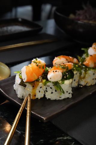 Uramaki De Lubina Y Langostino Wakame (8 Uds)