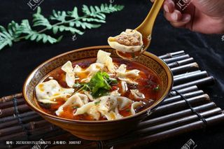 Sopa de Gyozas Picantes