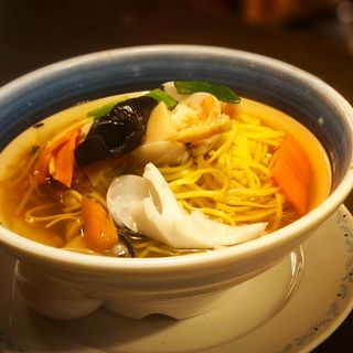 Spaghetti in brodo con frutti di mare