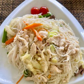 Fideos de Arroz con Tres Delicias