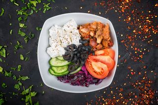 Salata greceasca cu pui