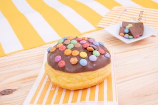 Bola de Berlim com cobertura de Chocolate e  Smarties