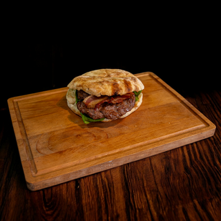 Pljeskavica sa kačkavaljem i slaninom