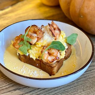 Бріош з тигровими креветками та скрамблом (420г)