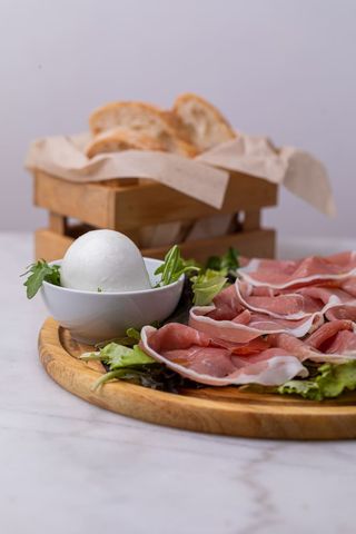 Tagliere crudo e mozzarella di bufala D.O.P