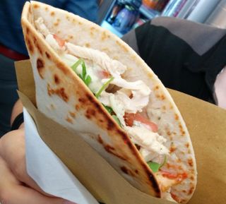 Piadina - Straccietti di pollo, pomodoro, salsa bernese e rucola