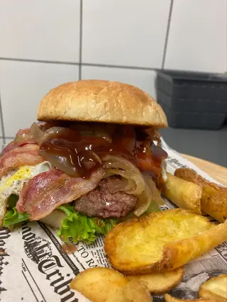 Hamburger egg -servito con patate dippers