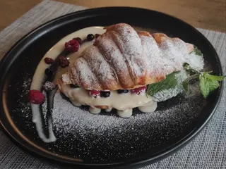 Крусан з Пломбірним соусом та ягодами (150г)