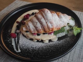 Крусан з Пломбірним соусом та ягодами (150г)