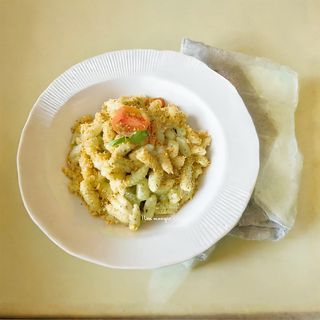 Gnocchi con pesto di rucola, mandorle tostate e pomodorini confit