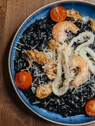 Різотто з морепродуктами та чорнилами каракатиці (350г)