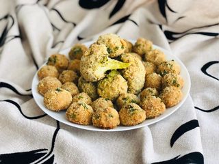 Mix de chiftelute de conopida si broccoli si sos dulce acrisor hey