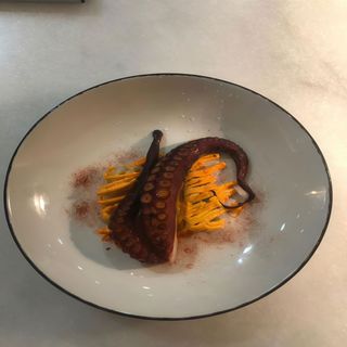 Pulpo a la brasa con patata y alioli de ajada