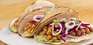 Tacos con garbanzos, rábano, queso feta, canónigos y mayonesa de chipotle (3 uds.)