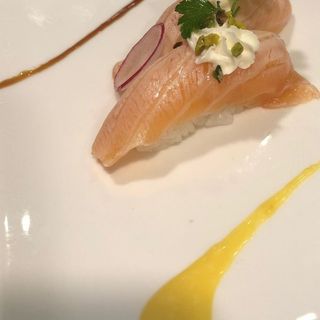 54. Nigiri sake flambe pistacchio