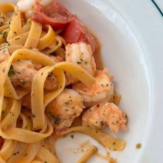 Паста з тигровими креветками в томаті