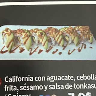 California con aguacate, cebolla frita, sésamo y salsa tonkatsu (6 pz)