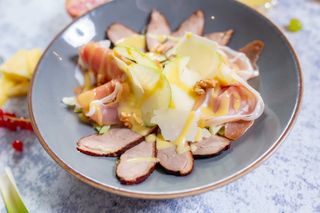 Salată cu piept de rață afumat