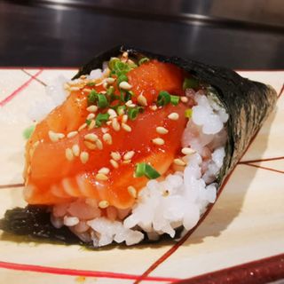 Temaki Salmón Macerado (1 Pza.)