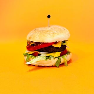 Hamburger con insalata e cheddar