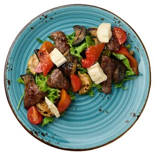 Салат з яловичиною та грильованими овочами