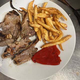 Menu (1) Crema de marisco (2) Chuleta de cordero