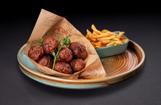 Домашни пържени кюфтенца с пържени картофки