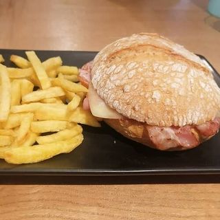 Montadito De Lomo, Bacon Y Queso