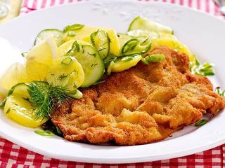 Wiener Schnitzel  Con Patate bollite, cetrioli 