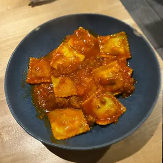 Raviolis De Carne Con Salsa Boloñesa