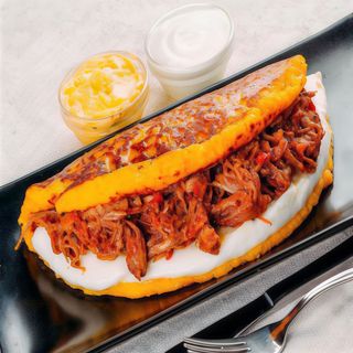 Cachapa con Queso y Carne Mechada