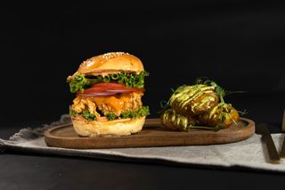 Hofmade chicken burger menu si suc la alegere