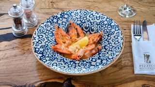 Creveti la Gratar in Sos de Vin Alb si Usturoi