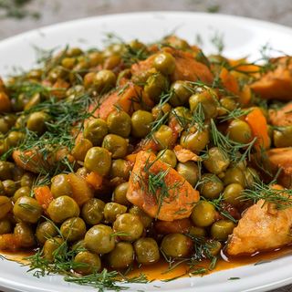 Mâncare de mazăre cu pui si salata de acritura (castraveti murati)