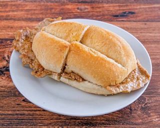 Bifana no Pão com Queijo e Bacon