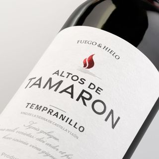 Botella de vino tinto altos del tamaron 