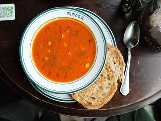 Zupa pomidorowa z krewetkami i orzo